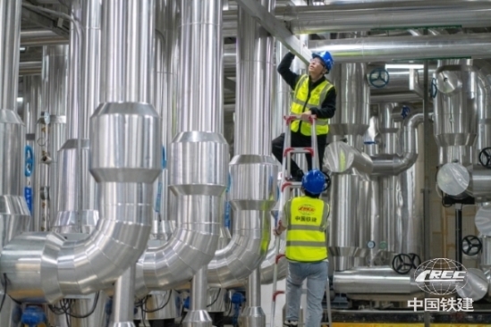 項目人員在檢查制冷機房設(shè)備運行狀態(tài)(中鐵建設(shè)機電公司 供圖).jpg