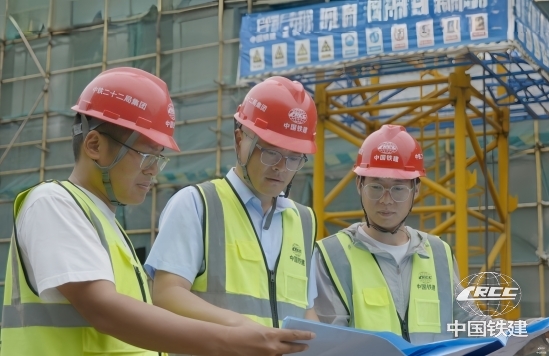 蔡汶翰(左2)與技術團隊現場核圖攻堅(龔雪萍 供圖).jpg